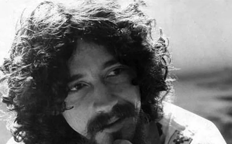 A inusitada entrevista de Raul Seixas a Gloria Maria após ter seu carro atingido por onda