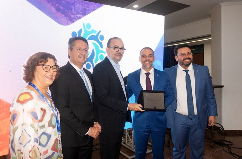 Diretor da CNI, Roberto Muniz é homenageado pelo Fonset durante assembleia em Maceió