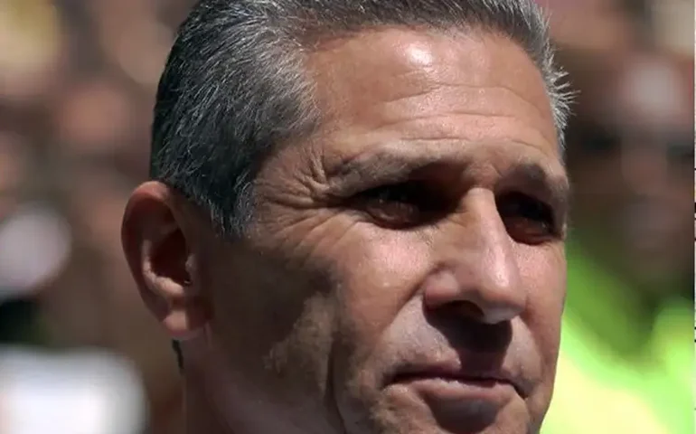 Jorginho deixa clube na Tailândia após 9 jogos invicto e título por 'formas diferentes de pensar' com a diretoria