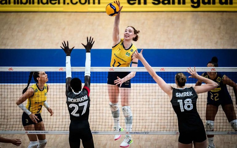 Seleção feminina de vôlei sofre, mas bate Canadá na Liga das Nações