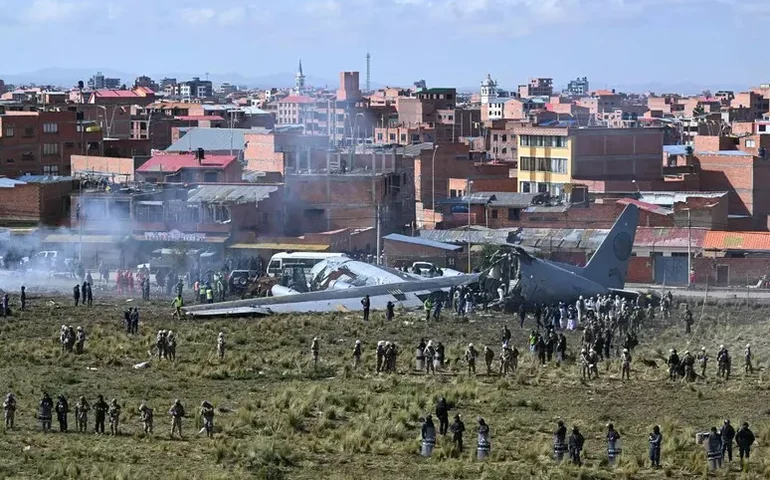 Avião carregado de dinheiro cai na Bolívia e mata mais de 20