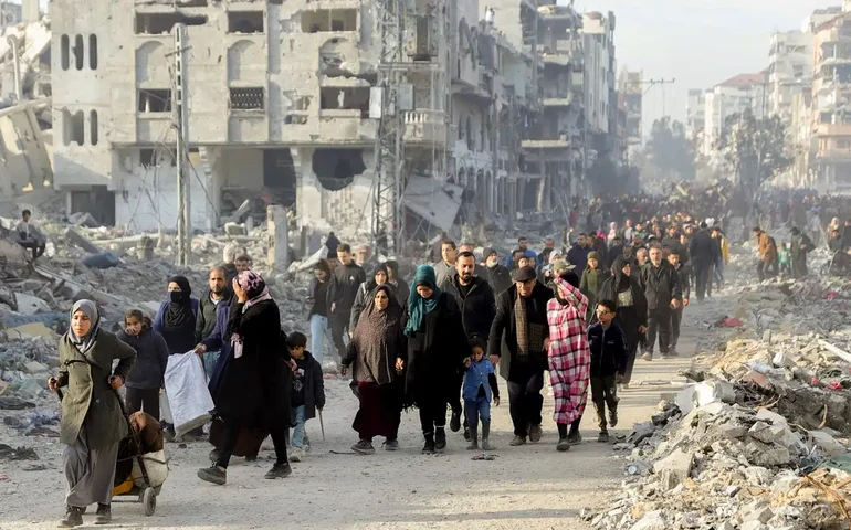 Palestinos voltam a bairros destruídos e Israel se prepara para libertar reféns