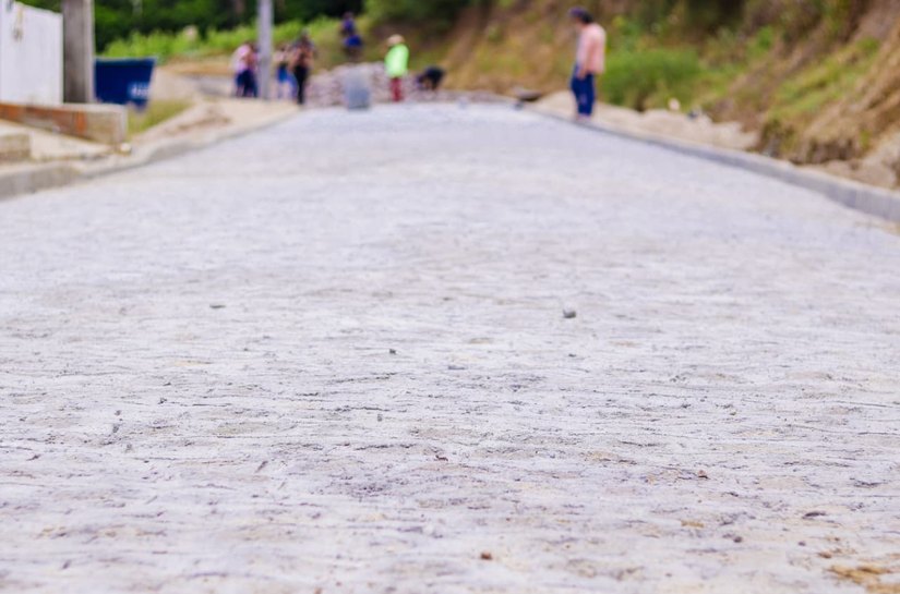 Obras de pavimentação no Loteamento Canaã avançam rapidamente e são supervisionadas pela prefeitura