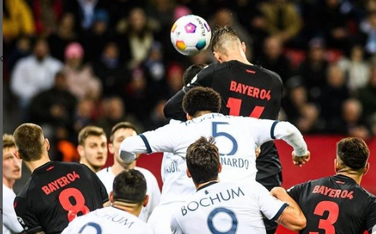 Bayer Leverkusen goleia o Bochum com hat-trick de Schick e mantém folga no topo do Alemão
