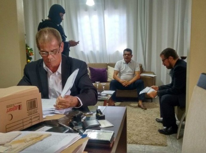 MPE denuncia ex-prefeito de Santana e mais nove por fraude em licitação