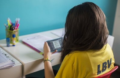 Quais lições a pandemia impôs à alunos e educadores no ensino à distância?
