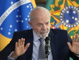 Lula cobra redução de juros pelo Banco Central