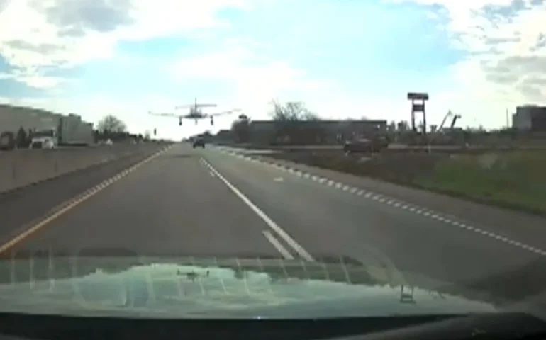 Momento dramático em que avião faz pouso de emergência em rodovia da Pensilvânia