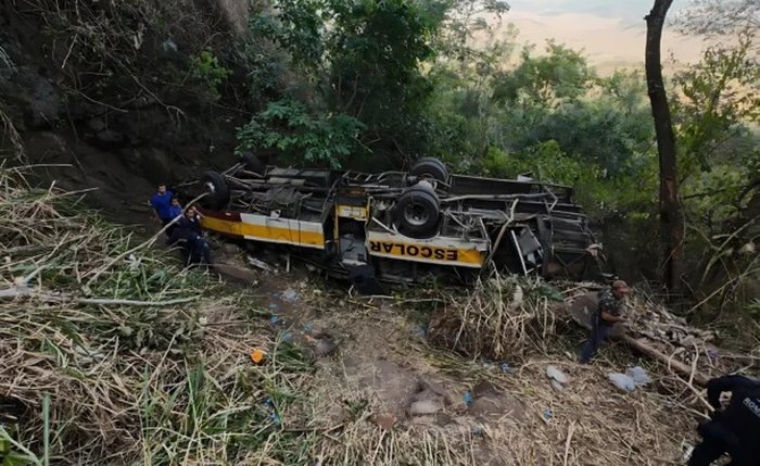 Ônibus tombou e desceu a ribanceira na Serrada Barriga