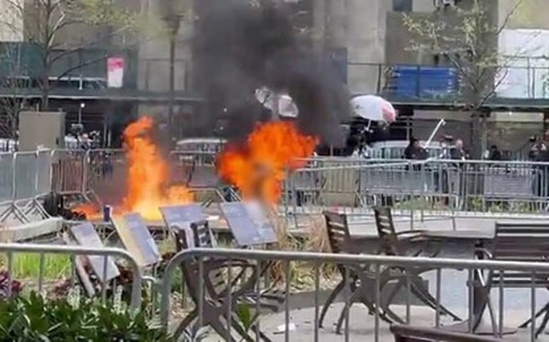 Morre homem que ateou fogo em si mesmo em frente a tribunal que julga Trump