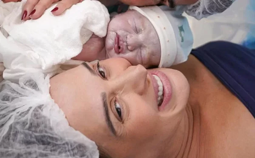 Aos 56 anos, Claudia Raia dá à luz Luca, seu terceiro filho