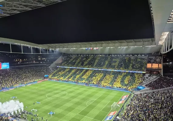 Torcida brasileira homenageia Ancelotti com mosaico por 66 anos