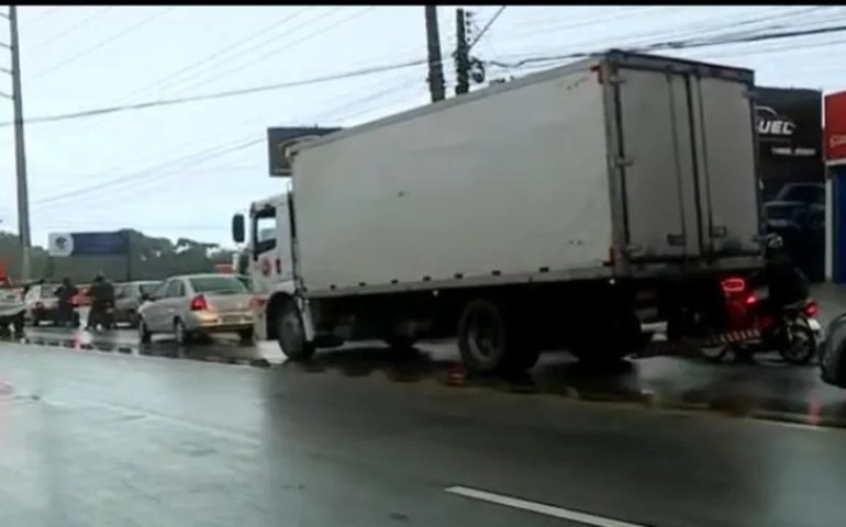 Casal morre em colisão entre moto e caminhão em Maceió
