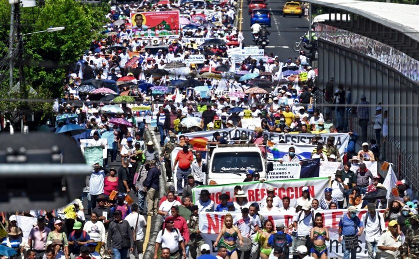 Salvadorenhos marcham contra prisão de inocentes e reeleição de Bukele