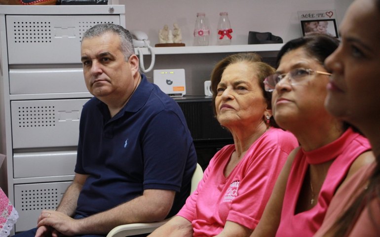Alfredo Gaspar visitou o Grupo Mama Renascer e ouviu as demandas acerca do câncer de mama em Alagoas
