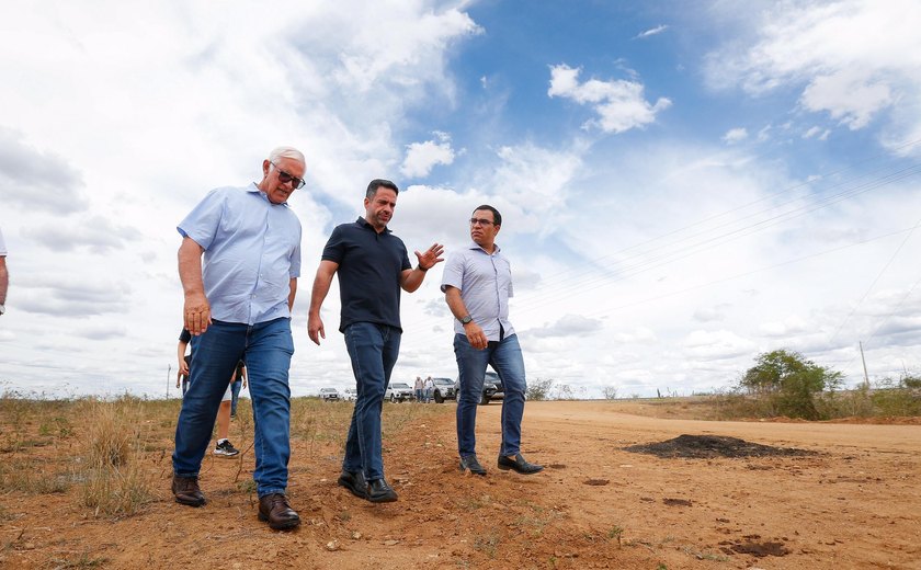 Governador e donos da Natville visitam terreno onde será instalada nova fábrica