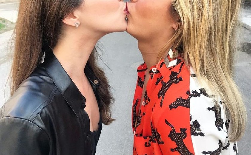Nathalia Dill posta foto de beijo em Glamour Garcia: &#8216;Transfobia é crime&#8217;