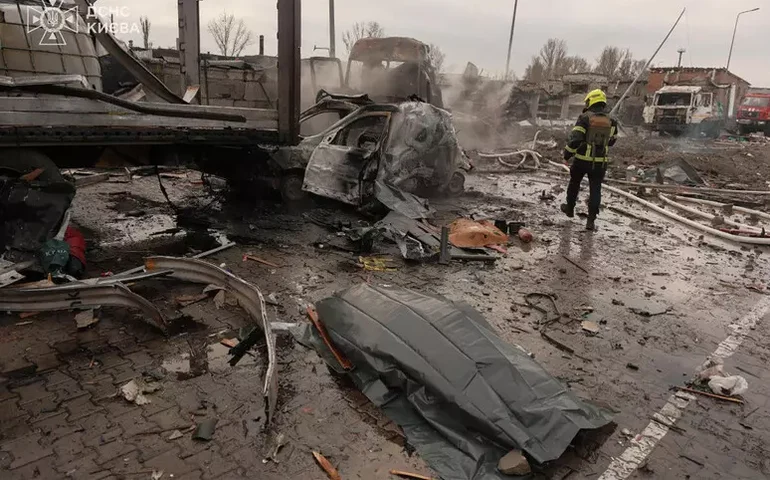 Ataques mútuos de Rússia e Ucrânia deixam mortos e feridos