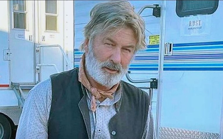 Diretora morre após Alec Baldwin disparar arma de fogo em set de filmagem