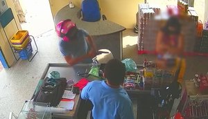 Suspeito de cometer o crime saca arma de fogo logo após chegar ao estabelecimento. / Foto: Imagem: Reprodução/TV Atalaia