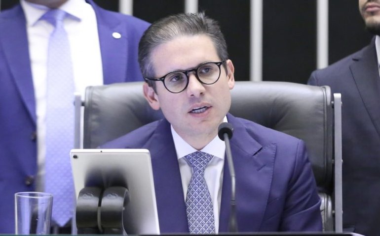 Decisão de Dino sobre emendas não atrapalha pauta econômica na Câmara, afirma Motta