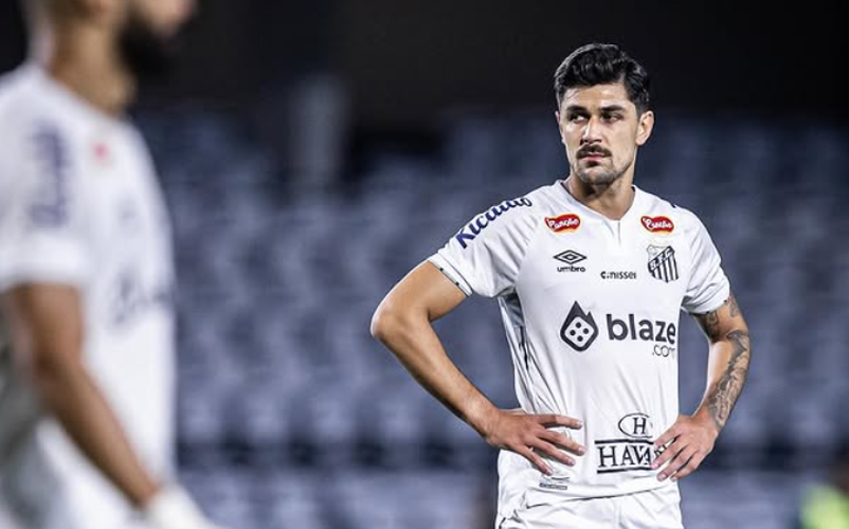 João Basso sofre lesão muscular e deve desfalcar Santos contra o Juventude