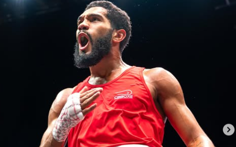 Bolinha leva prata no Mundial de Boxe após sofrer corte com sangramento na final