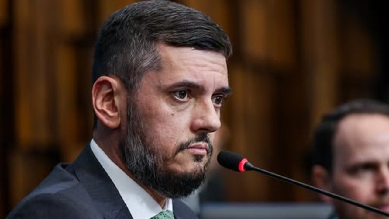 PF encontra mais de R$ 90 mil em dinheiro vivo no carro de Rodrigo Bacellar