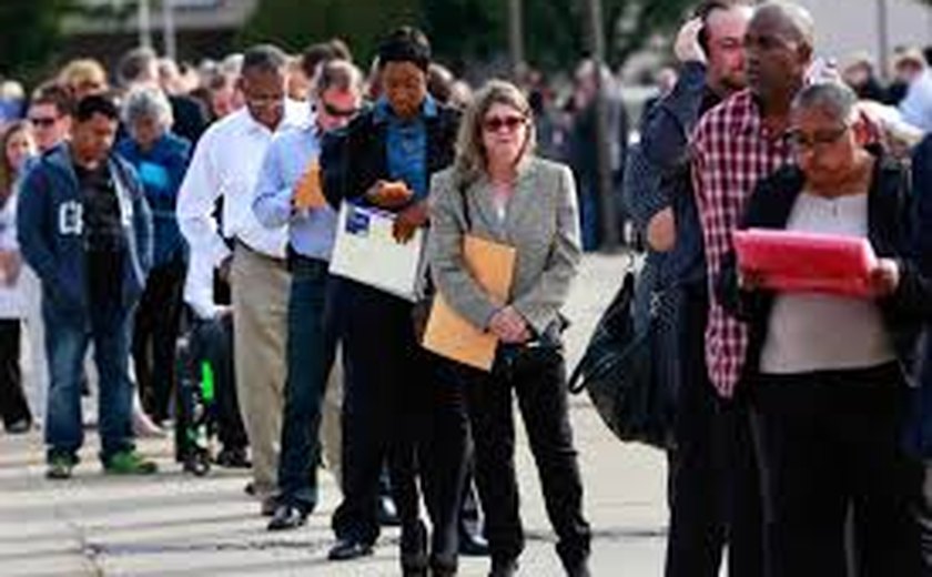 Pedidos de auxílio-desemprego nos EUA seguem em 208 mil na semana