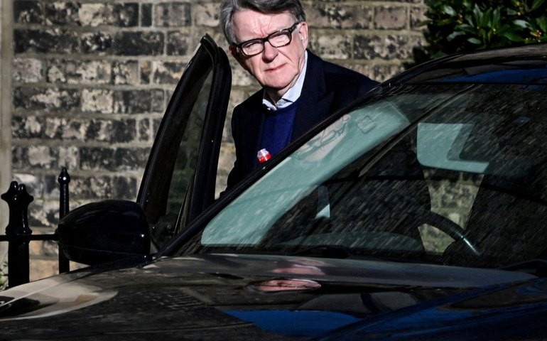 Ex-embaixador britânico é preso após revelações relacionadas a Epstein