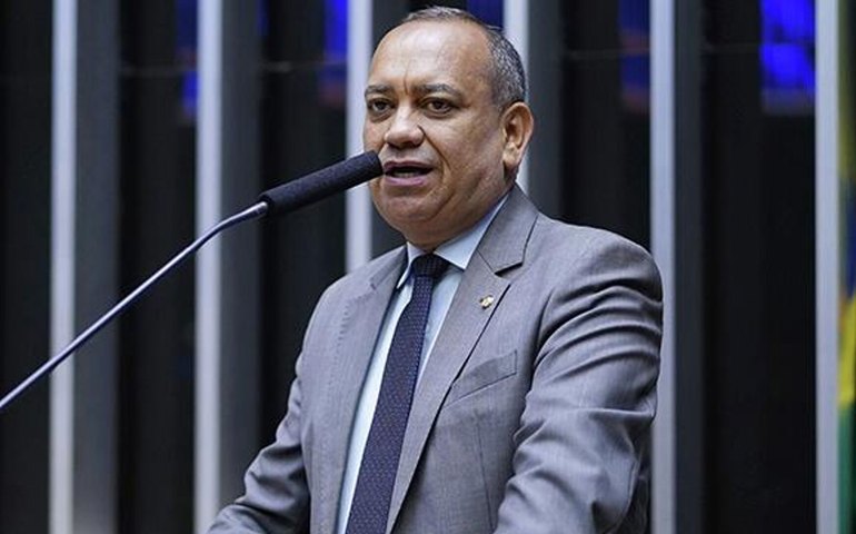 Deputado Max Lemos escapa de tentativa de assalto e tem carro atingido a tiros no Rio