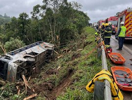 Ônibus com equipe de dança do Paraguai cai em ribanceira em SC, deixando 3 mortos e 40 feridos