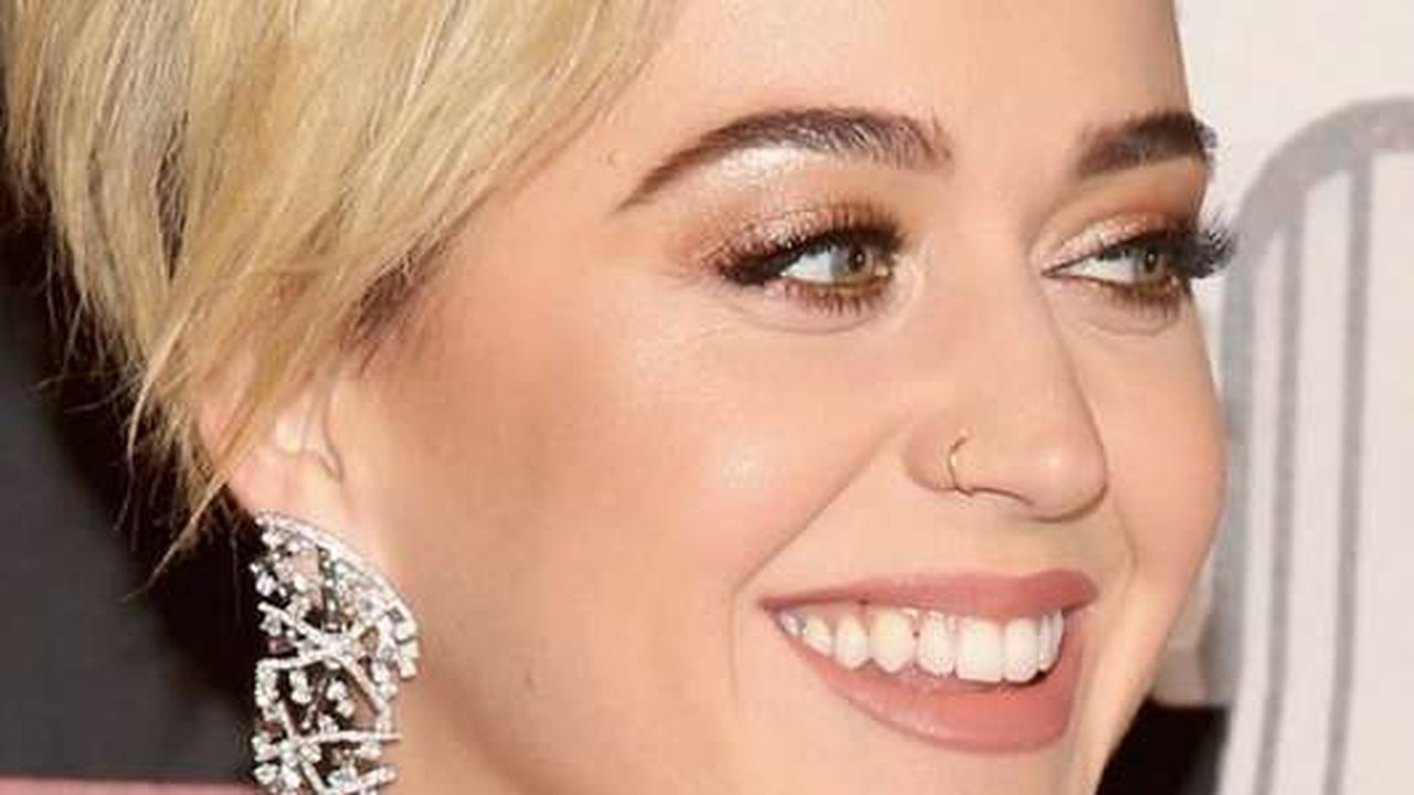 Katy Perry visita fã que não conseguiu ir a show por causa de uma cirurgia