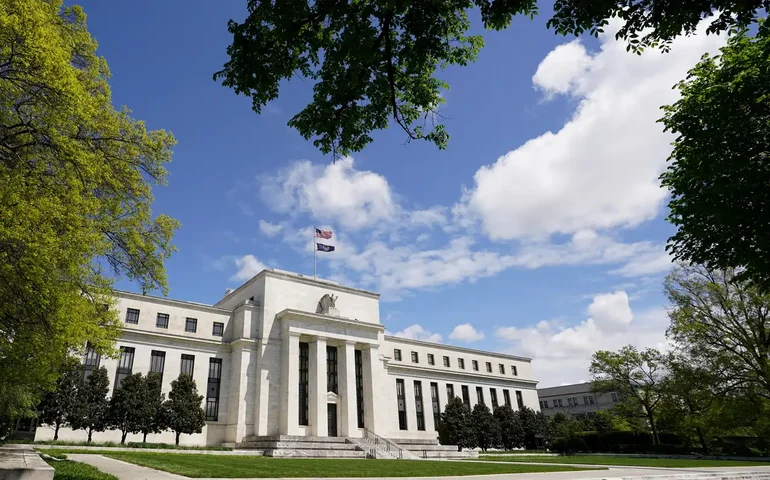 Powell não descarta alta de juros em 2025, apesar de não ver esse como cenário provável