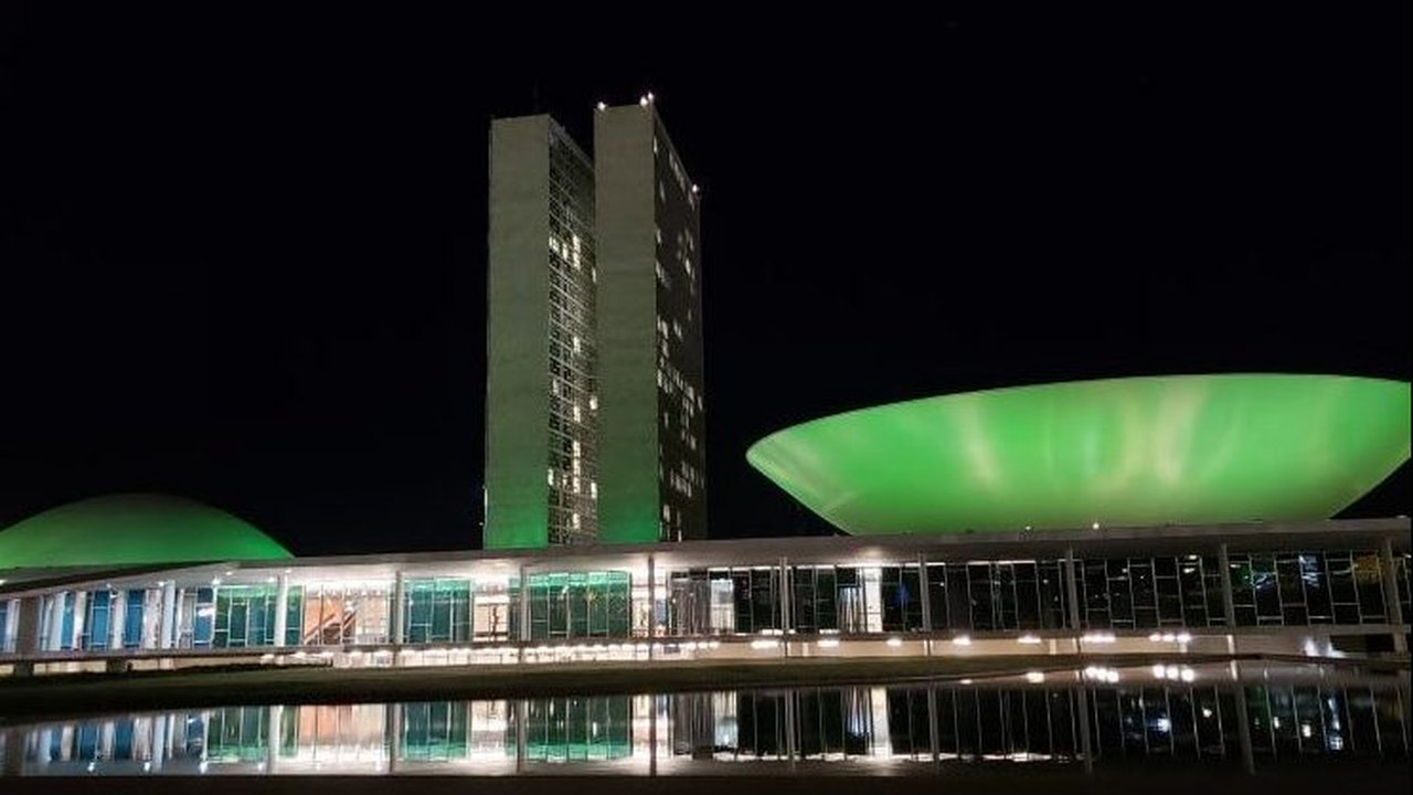 Congresso ilumina-se de verde pelos dias da pessoa com esquizofrenia e do combate ao glaucoma