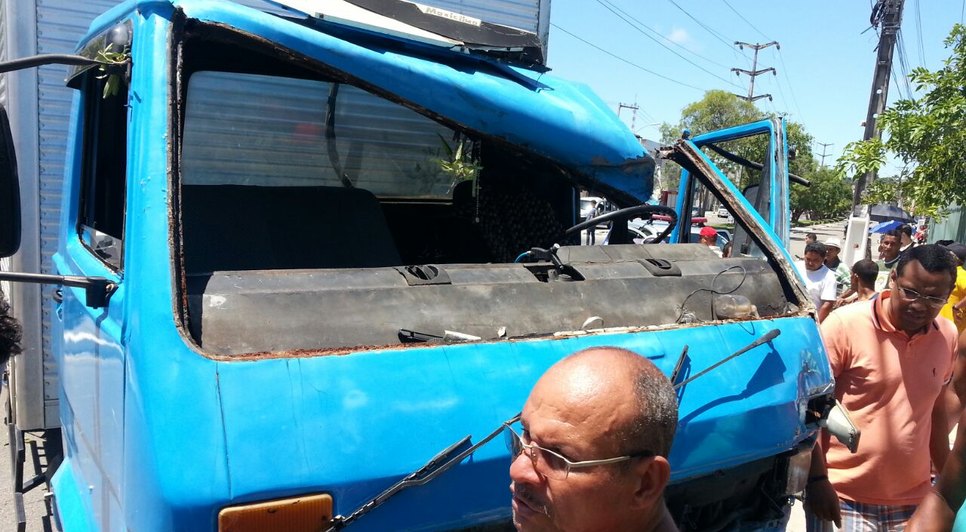 caminhão bate no terminal maracaju