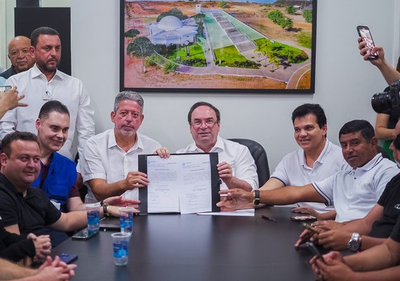 Luciano Barbosa assina ordem de serviços para a segunda etada da Marginal do Piauí