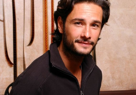 Série com Rodrigo Santoro e Álvaro Morte tem primeiras imagens divulgadas