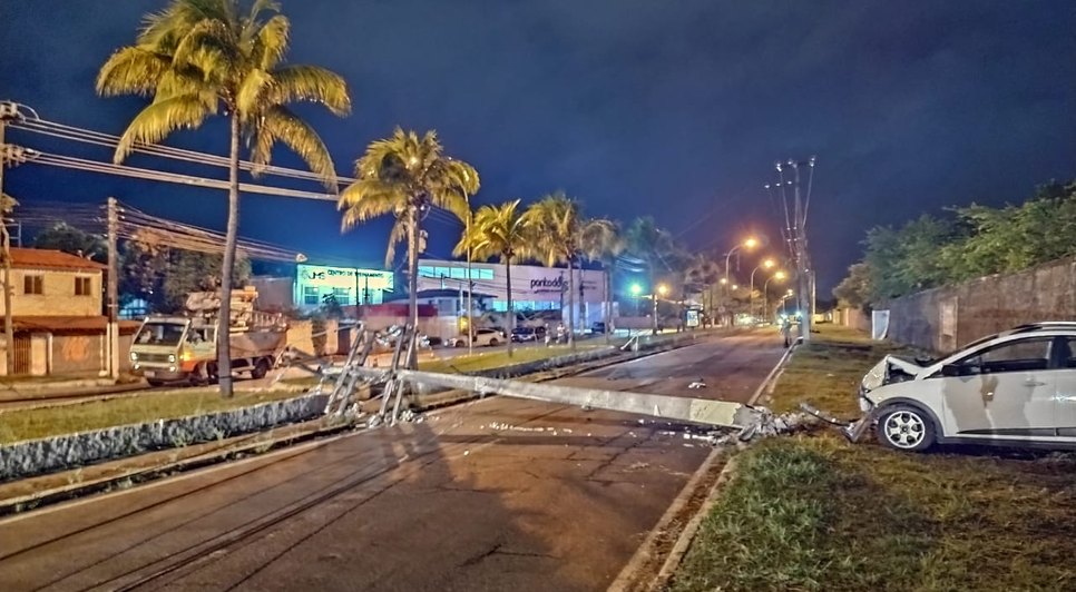 Carro derruba poste de energia após batida em Aracaju / Foto: Foto: CPTran/SE