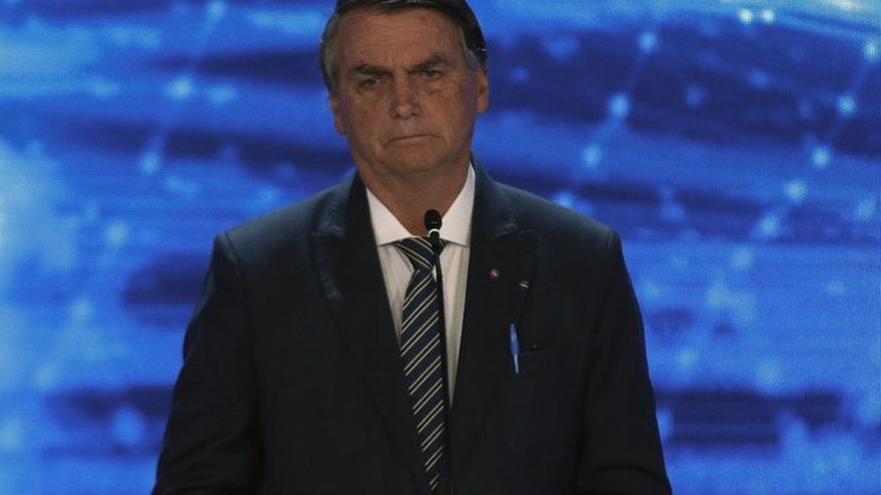 Bolsonaro se irrita e abandona entrevista após pergunta sobre Centrão