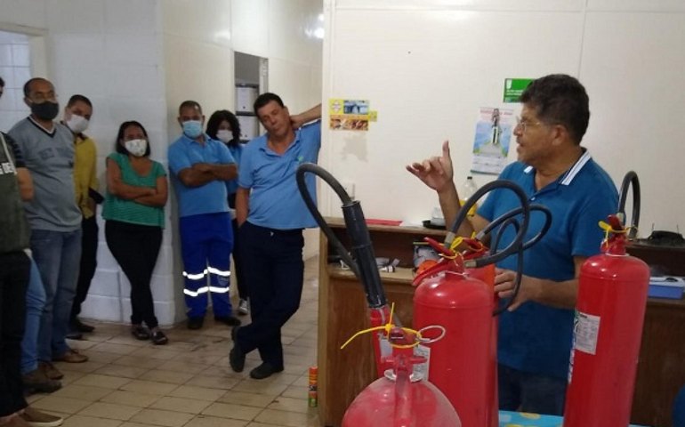 Prevenção: Casal substitui extintores e treina colaboradores contra princípio de incêndio