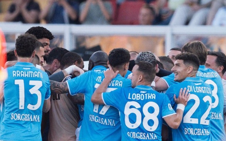 Napoli derrota o Lecce e mantém vantagem na liderança do Campeonato Italiano