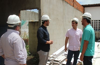 Prefeito Cacau e secretário Marcelo Beltrão vistoriaram obras da Escola Municipal Araújo Lobo  