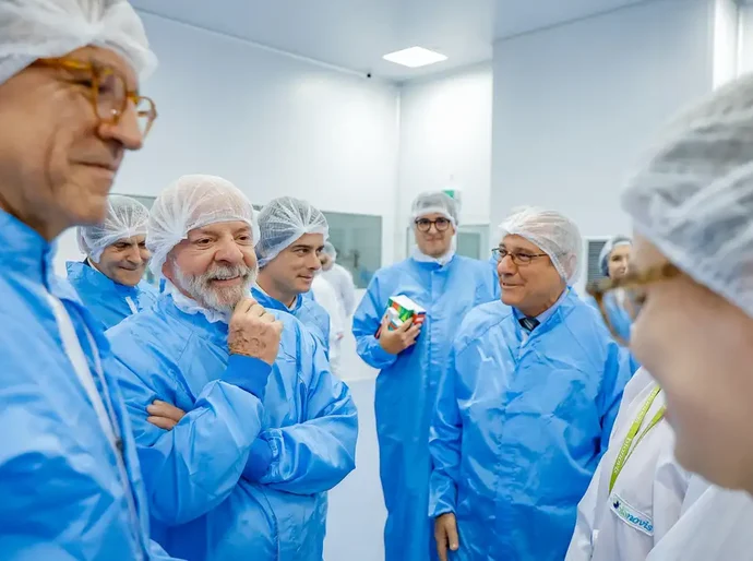 Lula visita fábrica que fornece 19 milhões de produtos ao SUS