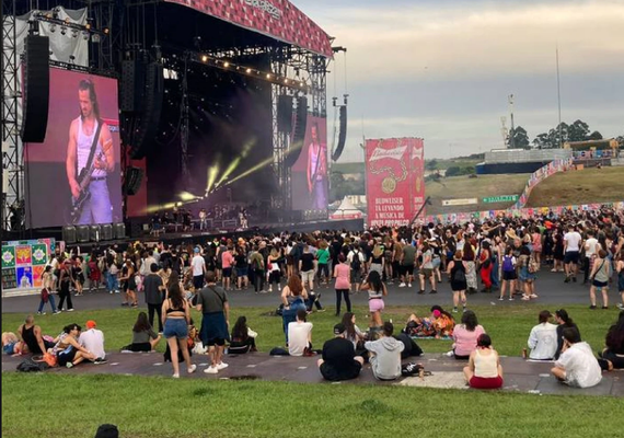 Lollapalooza 2022: Laura Pergolizzi anima o público após a chuva