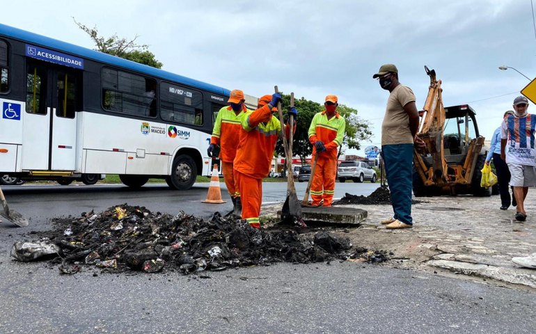 Prefeitura de Maceió intensifica ações de desobstrução da rede de drenagem