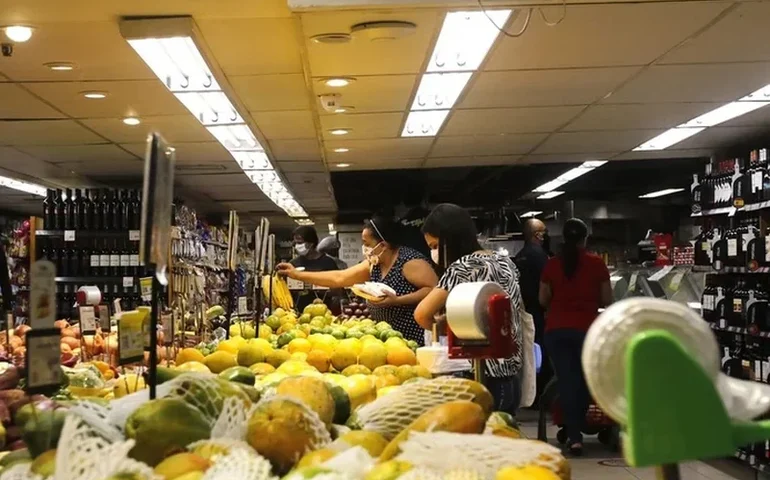 Temor com guerra e piora no IPCA no Focus impedem alta do Ibovespa por commodities