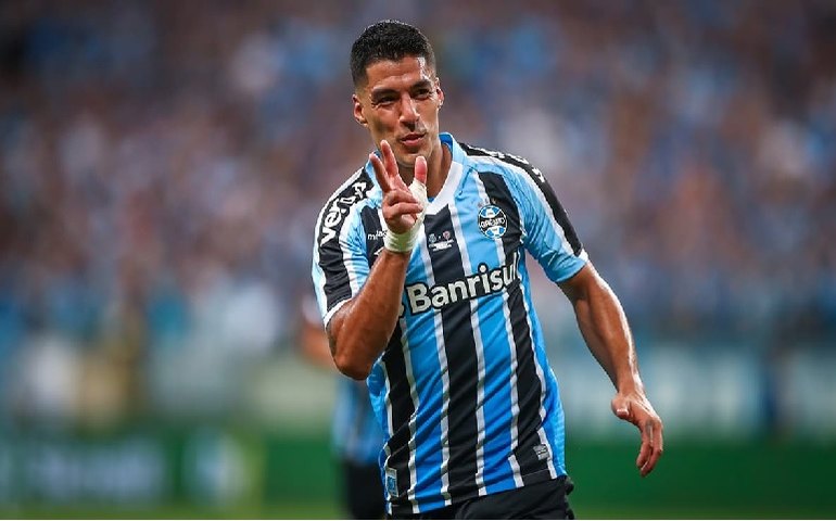 Suárez marca de novo, Grêmio atropela Novo Hamburgo e garante liderança do Gaúcho