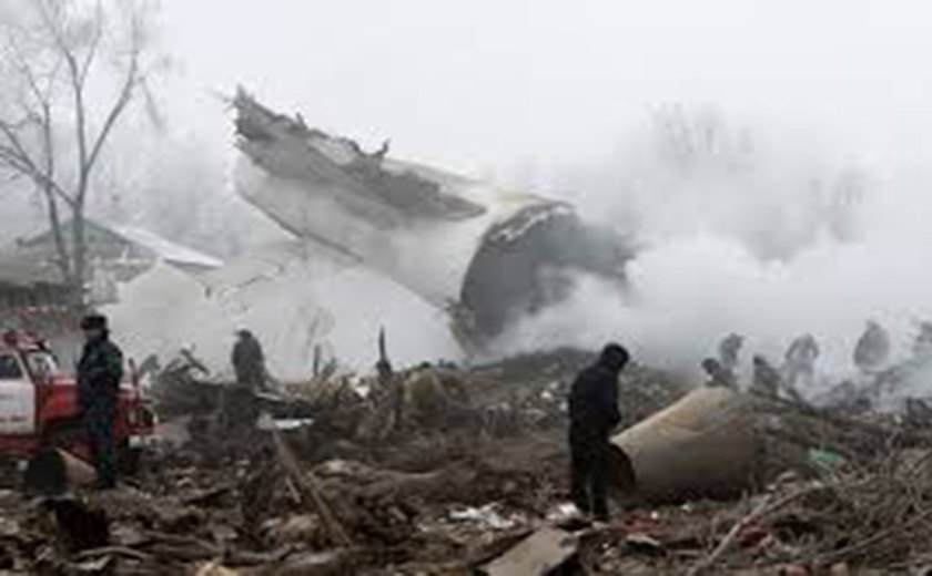 Avião turco cai sobre casas no Quirguistão e mata 37 pessoas