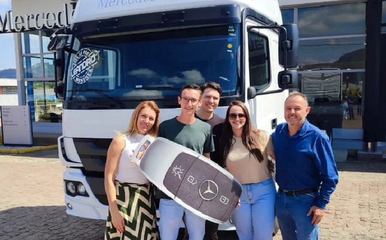 Lembra do 'taca-le pau'? Responsável pelo meme compra caminhão e comemora: 'Sonho realizado'